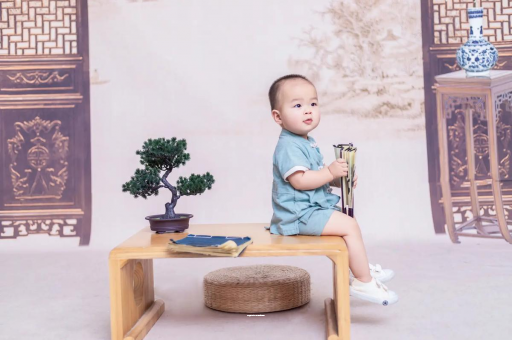 舟山宝宝边吃奶边挣扎烦躁